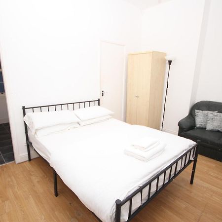 Barton Seaview, Self Catering Studio Apartments, Promenade & Central Beach Location, Families, Couples Or 23 Years Plus Only, Free Parking Μπλάκπουλ Εξωτερικό φωτογραφία