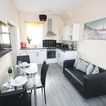 Barton Seaview, Self Catering Studio Apartments, Promenade & Central Beach Location, Families, Couples Or 23 Years Plus Only, Free Parking Μπλάκπουλ Εξωτερικό φωτογραφία