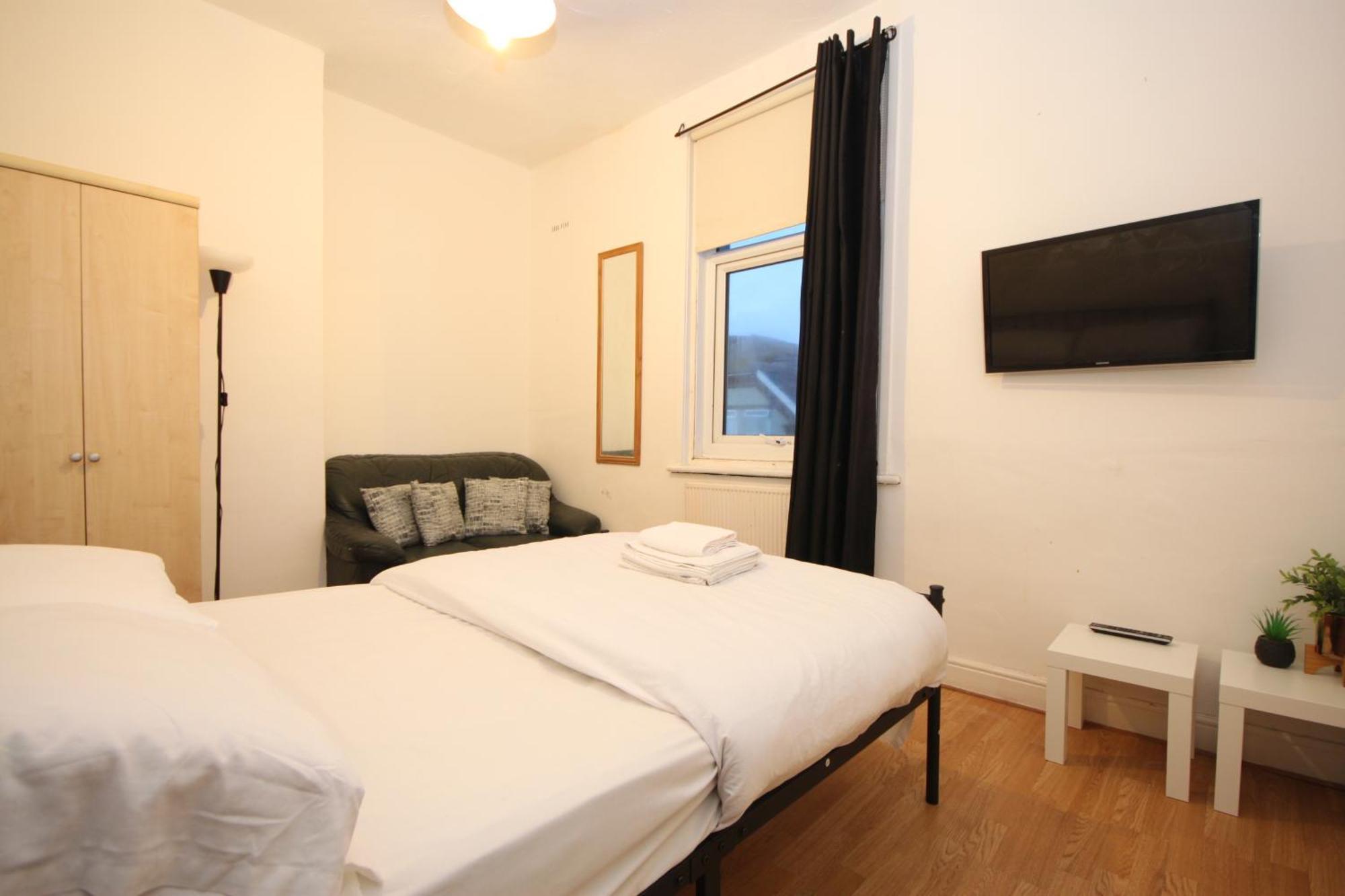 Barton Seaview, Self Catering Studio Apartments, Promenade & Central Beach Location, Families, Couples Or 23 Years Plus Only, Free Parking Μπλάκπουλ Εξωτερικό φωτογραφία