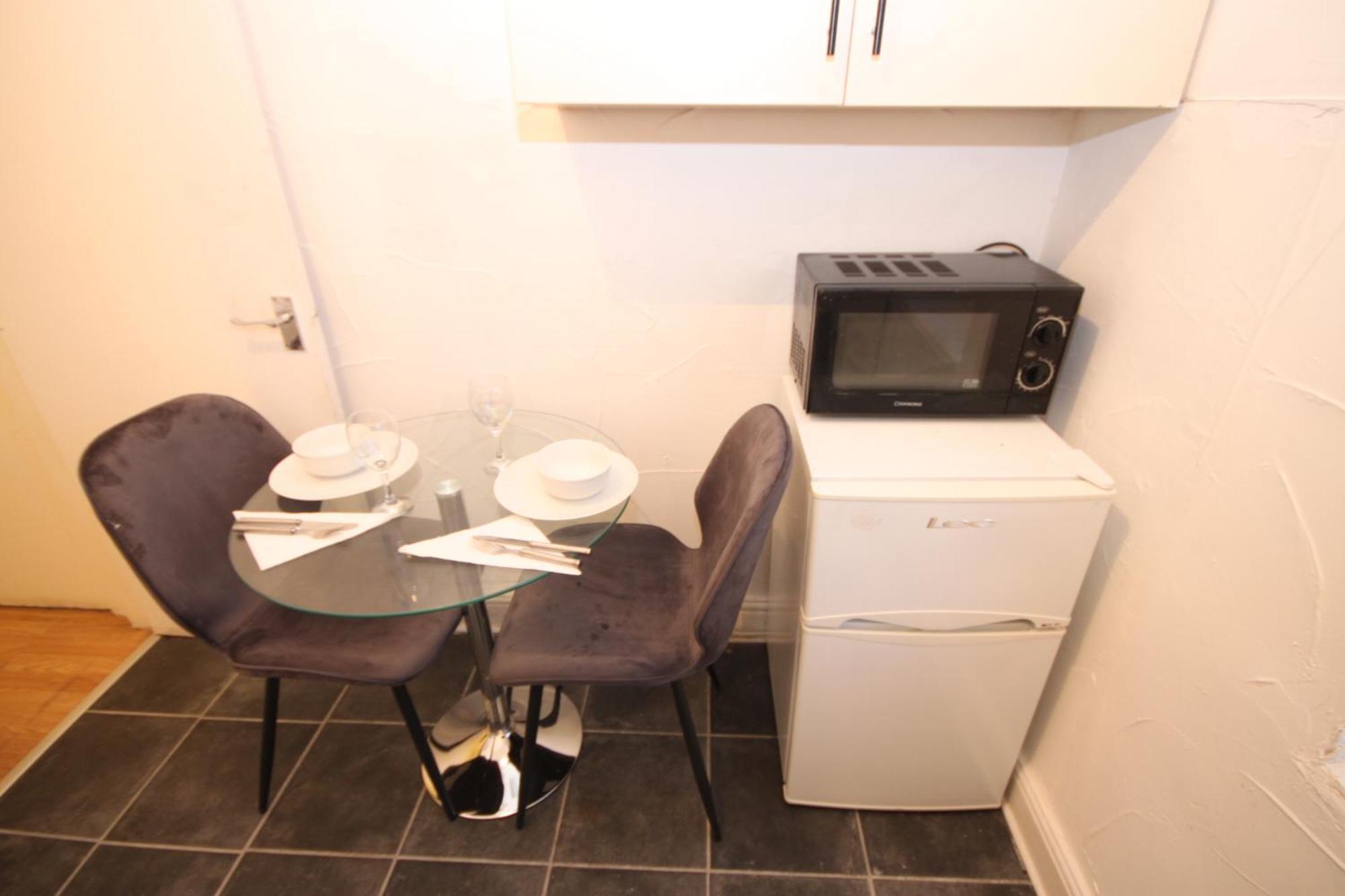 Barton Seaview, Self Catering Studio Apartments, Promenade & Central Beach Location, Families, Couples Or 23 Years Plus Only, Free Parking Μπλάκπουλ Δωμάτιο φωτογραφία