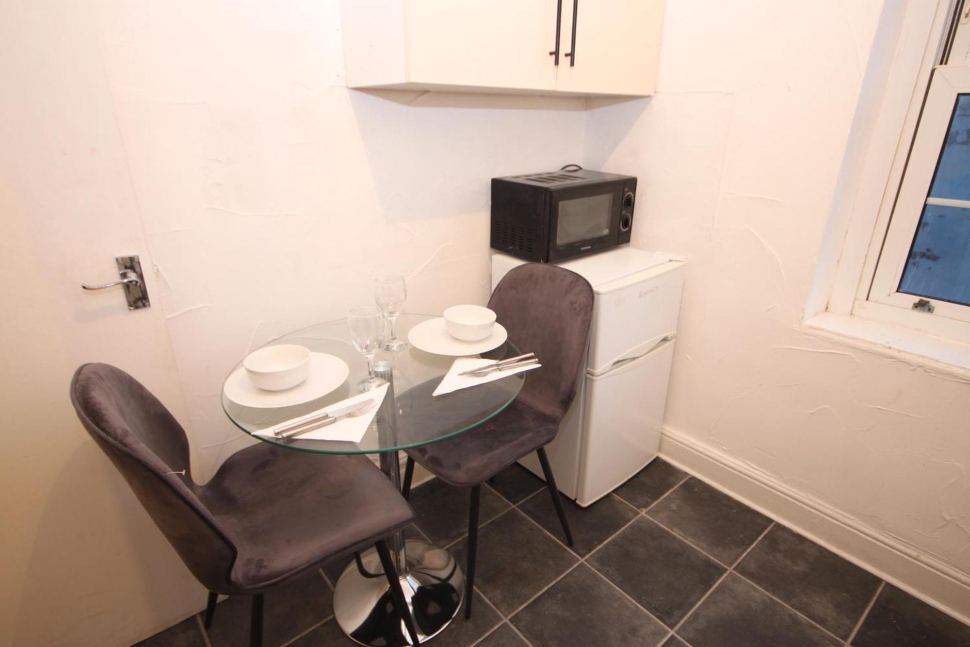 Barton Seaview, Self Catering Studio Apartments, Promenade & Central Beach Location, Families, Couples Or 23 Years Plus Only, Free Parking Μπλάκπουλ Δωμάτιο φωτογραφία