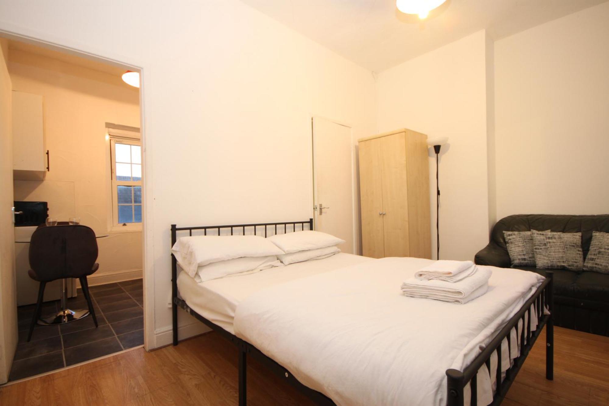Barton Seaview, Self Catering Studio Apartments, Promenade & Central Beach Location, Families, Couples Or 23 Years Plus Only, Free Parking Μπλάκπουλ Δωμάτιο φωτογραφία