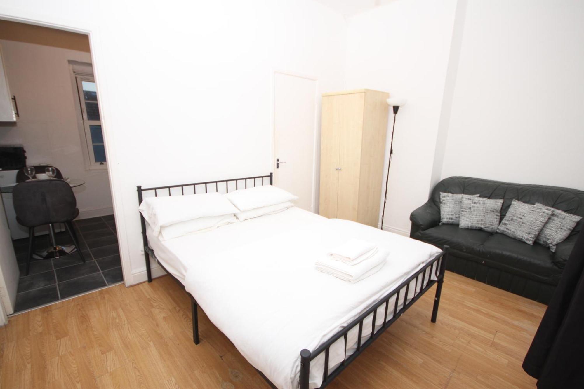 Barton Seaview, Self Catering Studio Apartments, Promenade & Central Beach Location, Families, Couples Or 23 Years Plus Only, Free Parking Μπλάκπουλ Εξωτερικό φωτογραφία