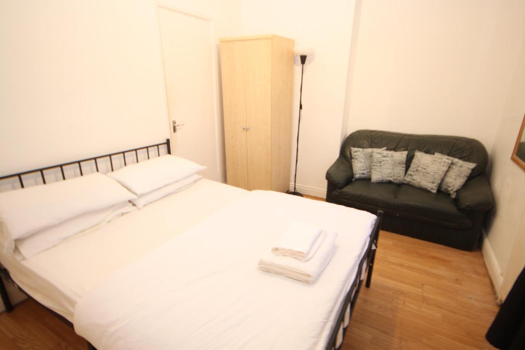 Barton Seaview, Self Catering Studio Apartments, Promenade & Central Beach Location, Families, Couples Or 23 Years Plus Only, Free Parking Μπλάκπουλ Εξωτερικό φωτογραφία