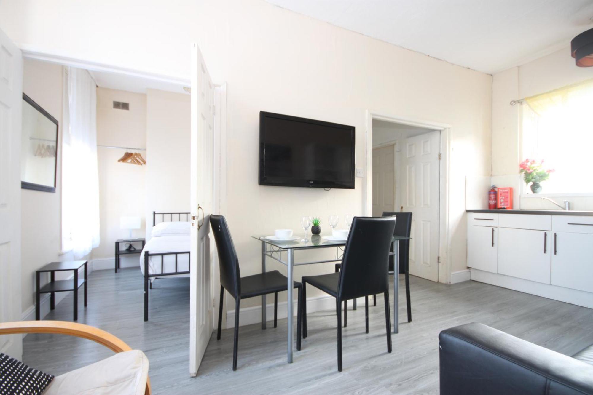 Barton Seaview, Self Catering Studio Apartments, Promenade & Central Beach Location, Families, Couples Or 23 Years Plus Only, Free Parking Μπλάκπουλ Εξωτερικό φωτογραφία