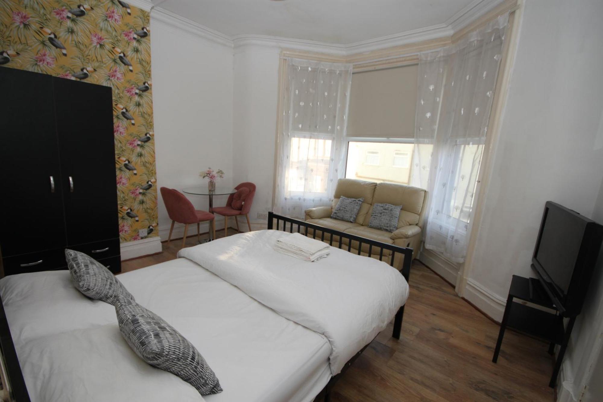 Barton Seaview, Self Catering Studio Apartments, Promenade & Central Beach Location, Families, Couples Or 23 Years Plus Only, Free Parking Μπλάκπουλ Εξωτερικό φωτογραφία