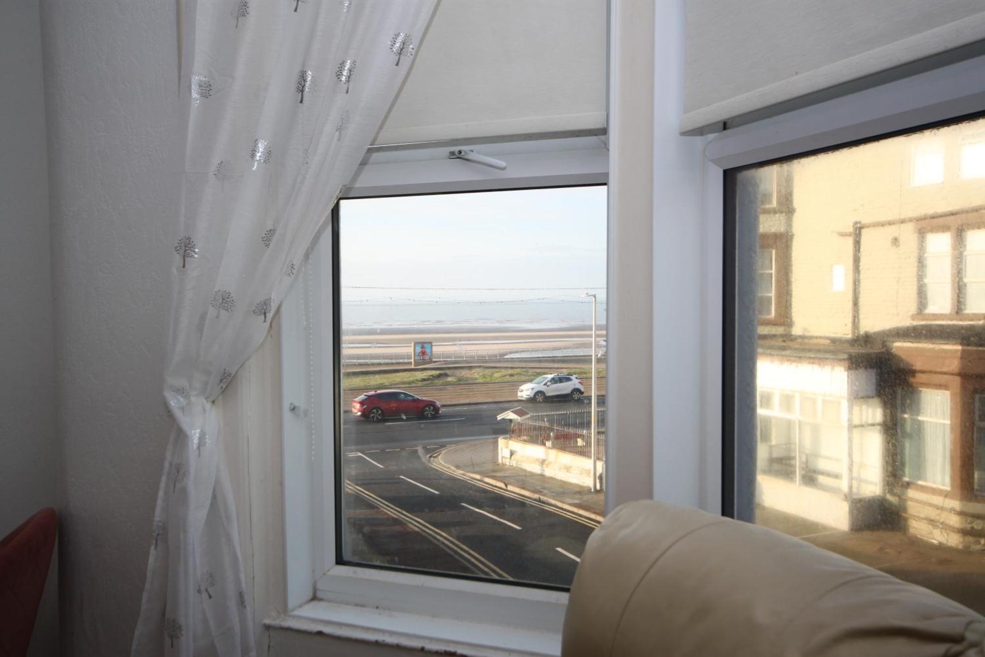 Barton Seaview, Self Catering Studio Apartments, Promenade & Central Beach Location, Families, Couples Or 23 Years Plus Only, Free Parking Μπλάκπουλ Εξωτερικό φωτογραφία