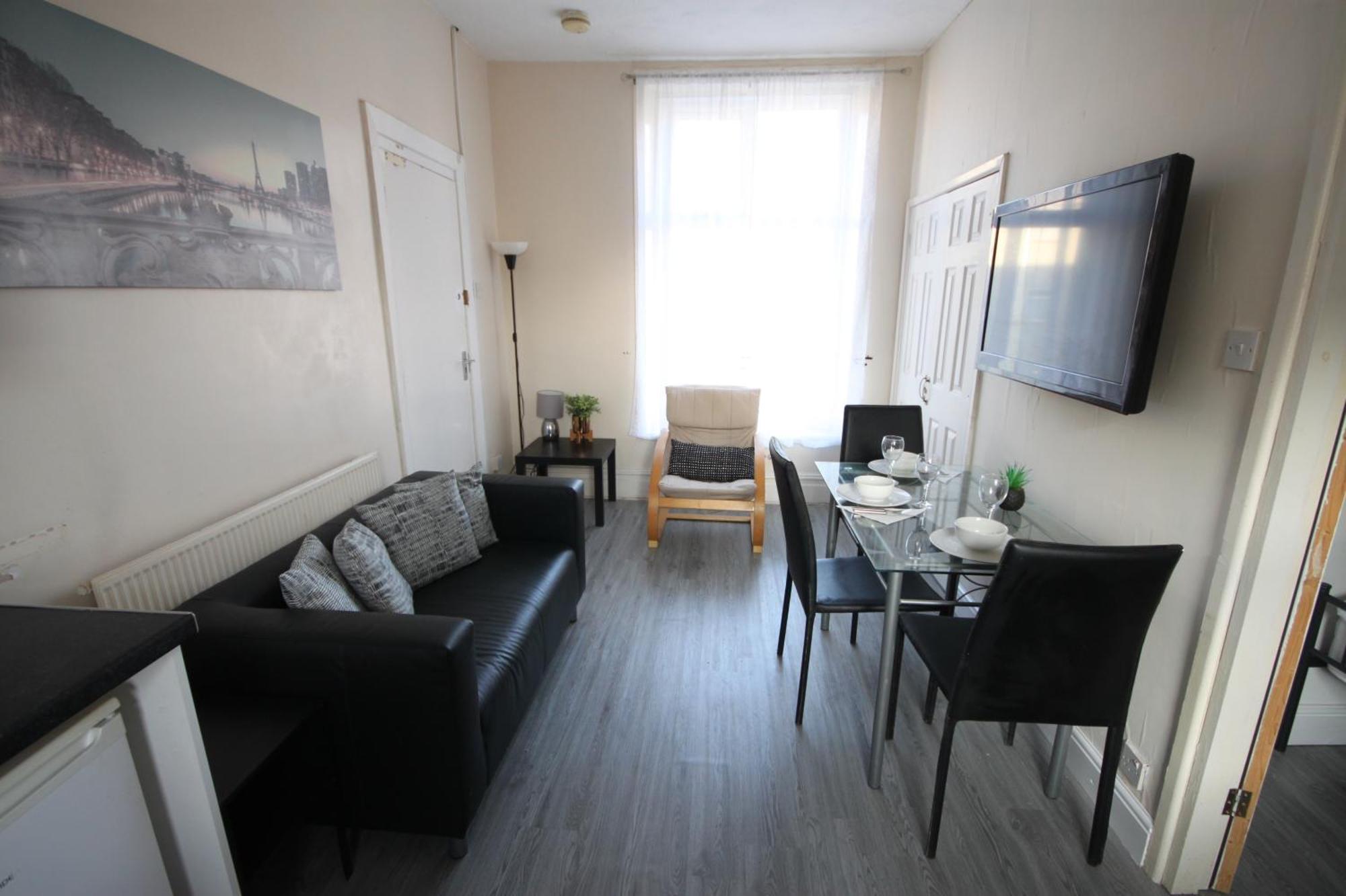 Barton Seaview, Self Catering Studio Apartments, Promenade & Central Beach Location, Families, Couples Or 23 Years Plus Only, Free Parking Μπλάκπουλ Δωμάτιο φωτογραφία
