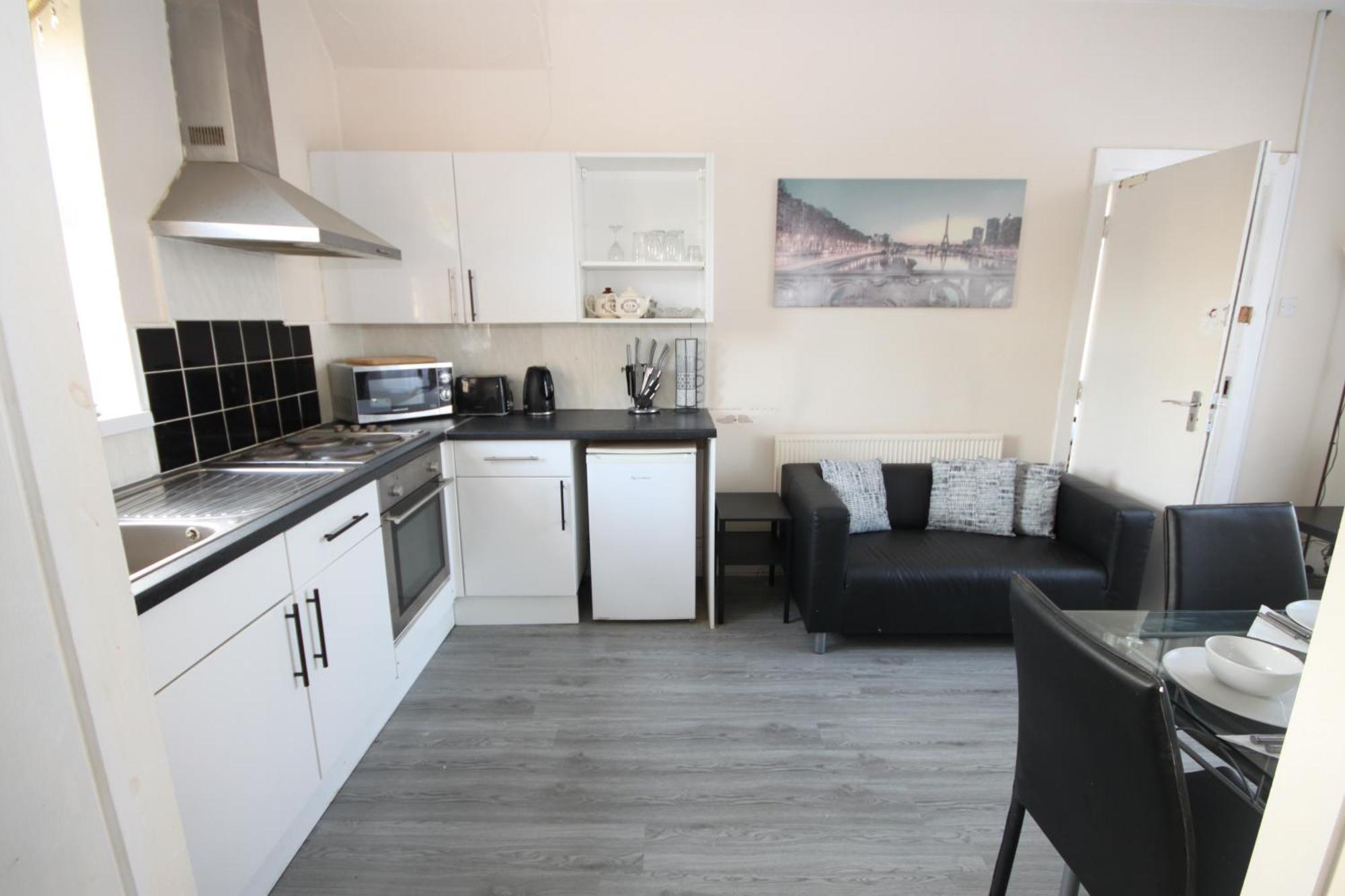 Barton Seaview, Self Catering Studio Apartments, Promenade & Central Beach Location, Families, Couples Or 23 Years Plus Only, Free Parking Μπλάκπουλ Εξωτερικό φωτογραφία