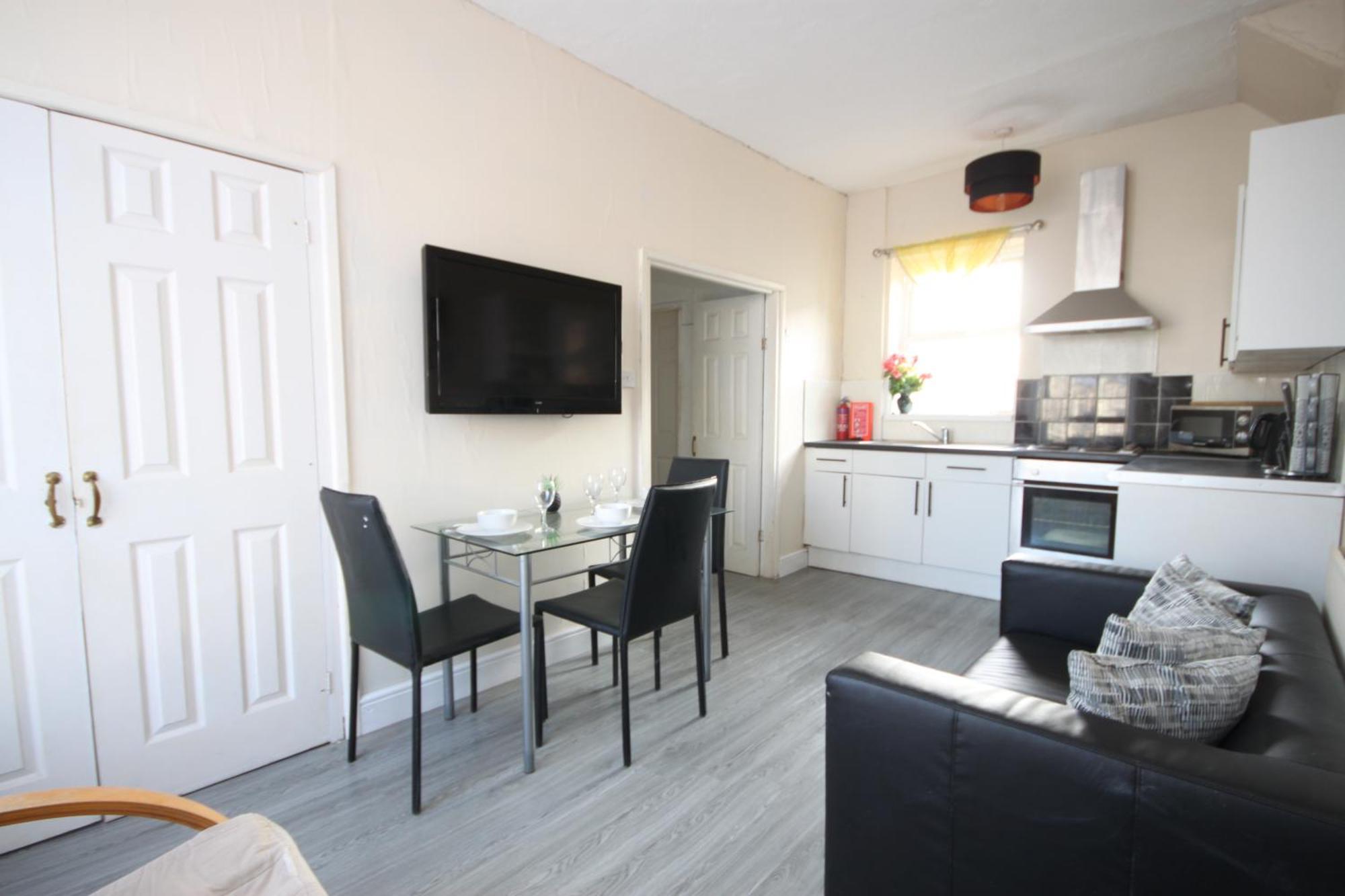 Barton Seaview, Self Catering Studio Apartments, Promenade & Central Beach Location, Families, Couples Or 23 Years Plus Only, Free Parking Μπλάκπουλ Εξωτερικό φωτογραφία
