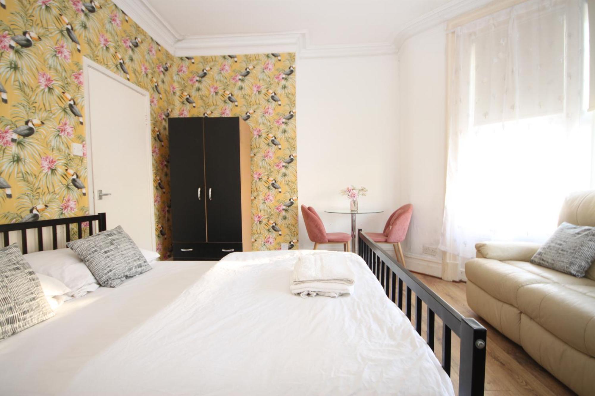 Barton Seaview, Self Catering Studio Apartments, Promenade & Central Beach Location, Families, Couples Or 23 Years Plus Only, Free Parking Μπλάκπουλ Εξωτερικό φωτογραφία