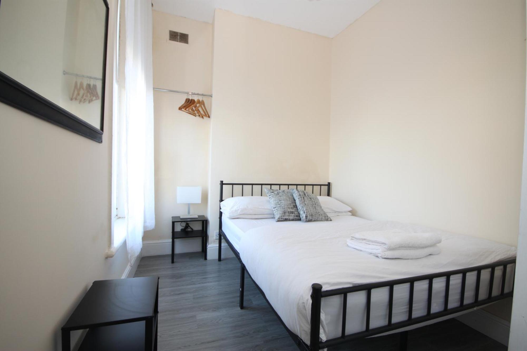 Barton Seaview, Self Catering Studio Apartments, Promenade & Central Beach Location, Families, Couples Or 23 Years Plus Only, Free Parking Μπλάκπουλ Δωμάτιο φωτογραφία