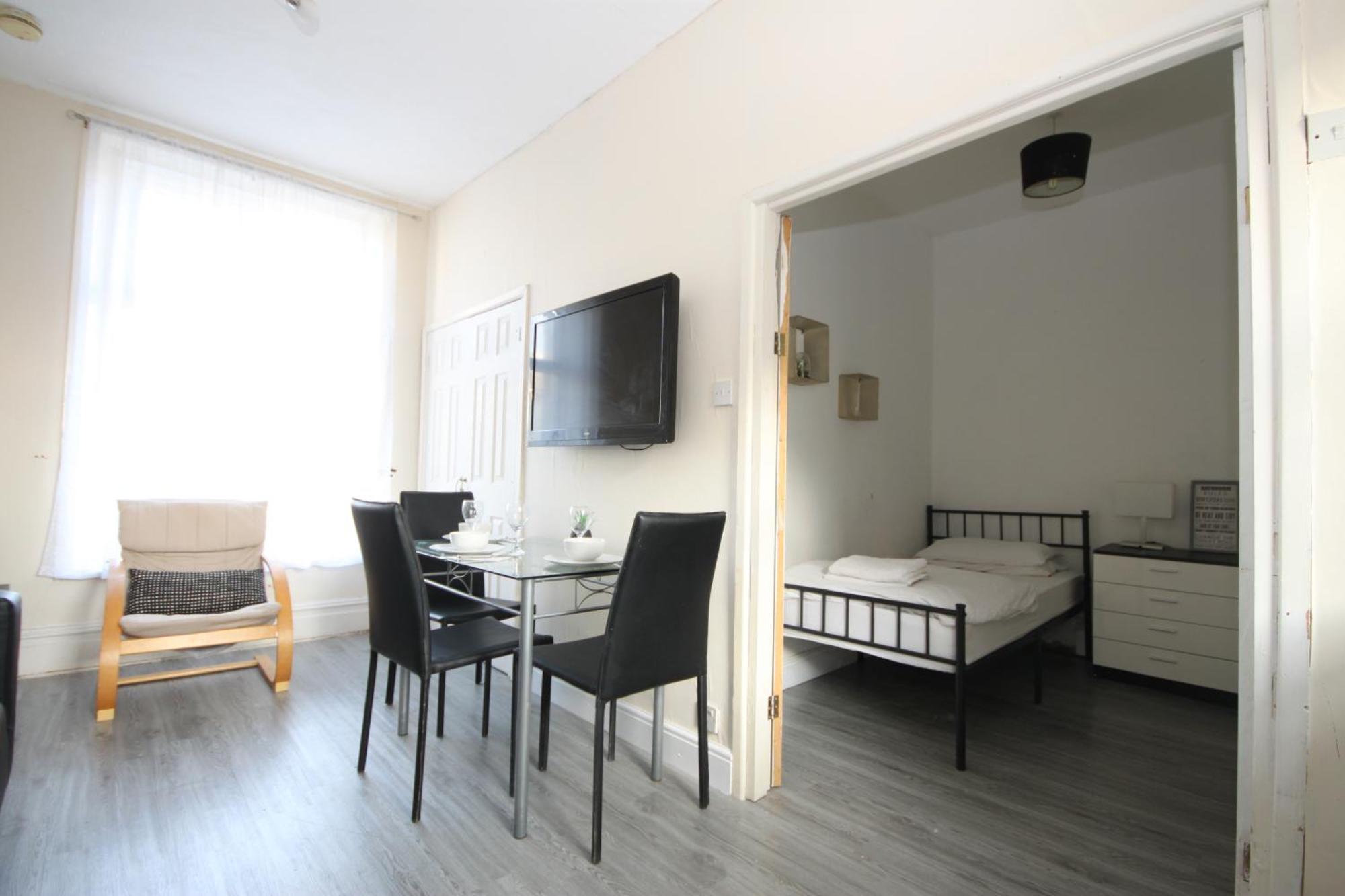 Barton Seaview, Self Catering Studio Apartments, Promenade & Central Beach Location, Families, Couples Or 23 Years Plus Only, Free Parking Μπλάκπουλ Εξωτερικό φωτογραφία